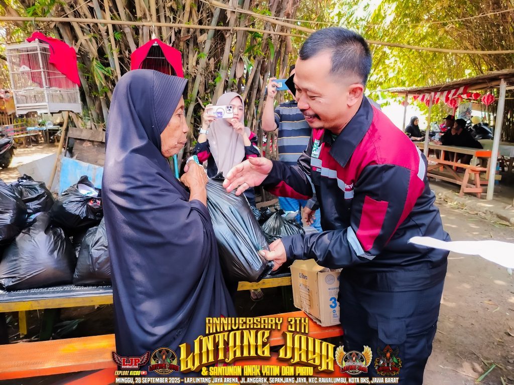 Penyerahan santunan dan paket sembako kepada warga sekitar arena kegiatan — Dokumentasi: Riss Unyil